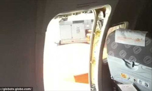 Clip: Máy bay hỏng điều hòa, khách mở cửa thoát hiểm hóng gió