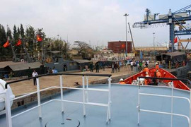 Tàu SAR 412 khẩn cấp cứu 8 ngư dân trên vùng biển Hoàng Sa