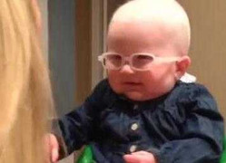 Xúc động giây phút bé khiếm thị lần đầu nhìn thấy mẹ