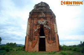 Ngắm tòa tháp Chăm xảy ra chuyện lạ trong cơn bão 1985