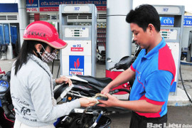 Loạn giá xăng vì Bộ trưởng muốn giữ ‘chữ tín’