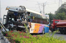 Xe khách tông xe chở gỗ lật nhào, hành khách la thất thanh