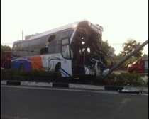 Xe giường nằm gặp nạn, dân đập cửa kính cứu hành khách