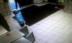 Cướp húc đầu vỡ tung cửa kính khi chạy trốn