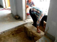 Thầy bói phán hài cốt ‘báo oán’, gia chủ đào tung nền nhà