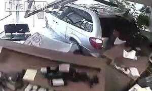 Đạp nhầm chân ga ôtô và thảm họa kinh hoàng