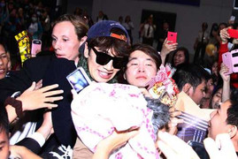 Sao 'Running Man' vã mồ hôi vì fan Việt