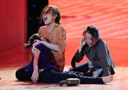 Clip: Angela Phương Trinh 'cạnh tranh' với Trương Ngọc Ánh