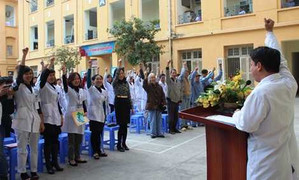 Bệnh viện đa khoa Đống Đa thực hiện phong trào '5 phút để bệnh viện Xanh - Sạch - Đẹp'