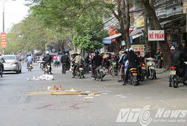 Mẹ con thai phụ chết thảm dưới bánh xe khách