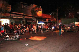 Đôi nam nữ băng qua đường, một người chết thảm