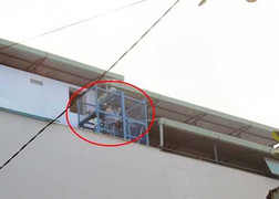 Người đàn ông tử vong, treo lơ lửng trong thang máy