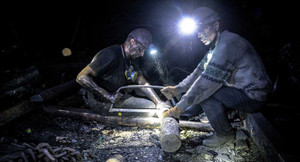 Hàng trăm thợ mỏ kẹt dưới hầm vì pháo kích ở Ukraine