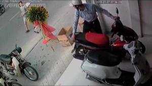 'Đạo chích' bảnh bao bình tĩnh chào người qua đường trong lúc trộm xe