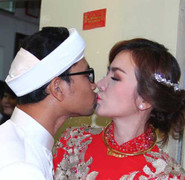 Huỳnh Đông hôn môi cô dâu Ái Châu trong lễ cưới