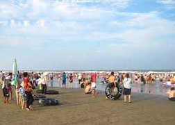 Tắm biển, 3 thiếu nữ chết đuối, 1 thanh niên mất tích