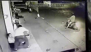 Clip: Táo tợn cướp điện thoại người ngồi trên vỉa hè