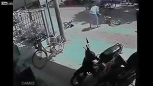 Xe đạp bất ngờ gãy đôi khi đang chạy giữa phố