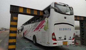 Rùng mình cảnh xe bus bị ba-ri-e 'hớt' bay nóc