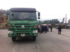 Xe 'hổ vồ' cán chết nam công nhân đi xe máy