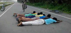 Trả giá đắt sau pha bắt chước biểu diễn phi xe qua người