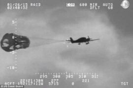 Video: Hết xăng giữa đại dương, máy bay bung dù thoát hiểm