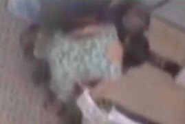 Phẫn nộ clip một phụ nữ chửi đánh dã man cụ bà