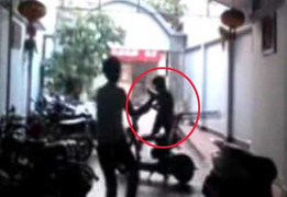 Trộm xe đạp điện bị thanh niên cầm ghế truy đuổi chạy trối chết