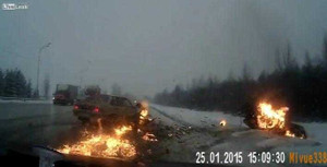 Ôtô phát nổ sau cú đâm ngang hông