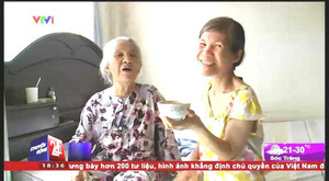 Cụ bà bị chửi đánh dã man: Người nhà giải thích chỉ là làm sạch quần áo