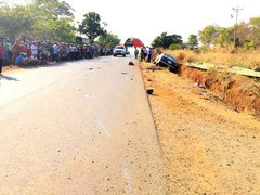 Hai vợ chồng già tử vong dưới bánh ô tô