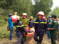 Máy bay quân sự rơi ở TP.HCM: Khóc ngất bên thi thể không nguyên vẹn