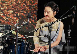 U50 Châu Hải My mặc váy dạ hội chơi trống