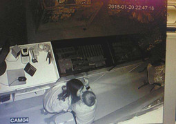 Đôi trộm nam nữ thản nhiên hôn nhau trước camera