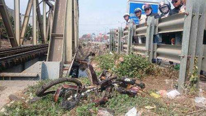 Tàu hỏa kéo lê xe máy 100 mét, 1 người tử vong