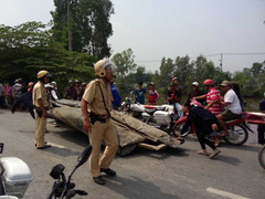 Video: Trực thăng quân sự rơi ở TP.HCM