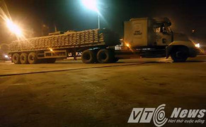 Đoàn xe chở quá tải nườm nượp hành quân 'qua mặt' chốt CSGT