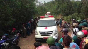 Vụ trực thăng rơi: Xe cứu thương đưa thi thể các chiến sĩ ra ngoài