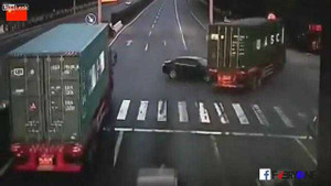 Tránh ôtô con đi ẩu, xe đầu kéo lật thảm khốc