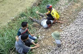 Bố gào khóc thảm thiết bên thi thể con gái bị tàu cán