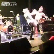 Clip: Ca sỹ thẳng tay đánh fan cuồng ngay trên sân khấu