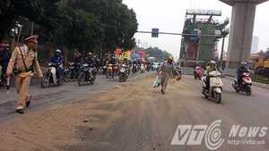 Lòng đường Hà Nội biến thành 'sân trượt băng' vì sự cố tràn dầu
