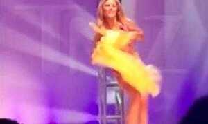 Clip: Thí sinh hoa hậu phản ứng nhanh khi gặp sự cố bikini trên sân khấu