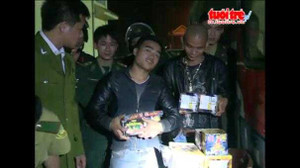 Clip: Dân buôn lậu nằm ngang giữa đường ngăn cản công an