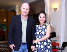 Ông xã Thu Minh đưa vợ bầu bí đi dự tiệc