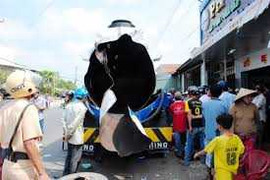 Nổ xe bồn 'quét' 8 căn nhà, 2 người nhập viện