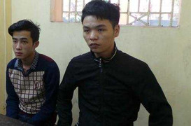 Hai thanh niên giật dây chuyền gắn kim cương của du khách Anh