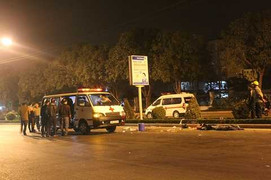 Xe máy tông mạnh vào đuôi xe tải dừng đèn đỏ, 2 người tử vong