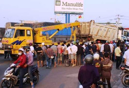 Dùng xe cẩu đưa thi thể nạn nhân bị kẹt dưới gầm xe ben