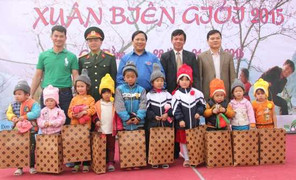 Nghệ sỹ Xuân Bắc trao quà cho trẻ em nghèo biên giới